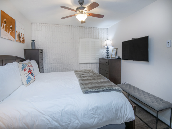 Luxury 2 Bedroom Sleeps 8 - 75 Yards to Gondola- Hot tub